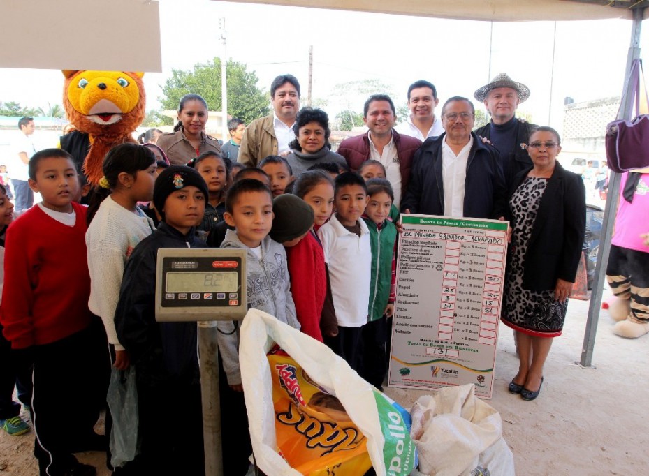 Estudiantes participan en “Recicla por tu Bienestar” Estudiantes participan en “Recicla por tu Bienestar”