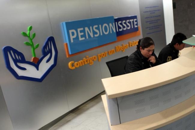 Pensionados realizan marcha de protesta Pensionados realizan marcha de protesta