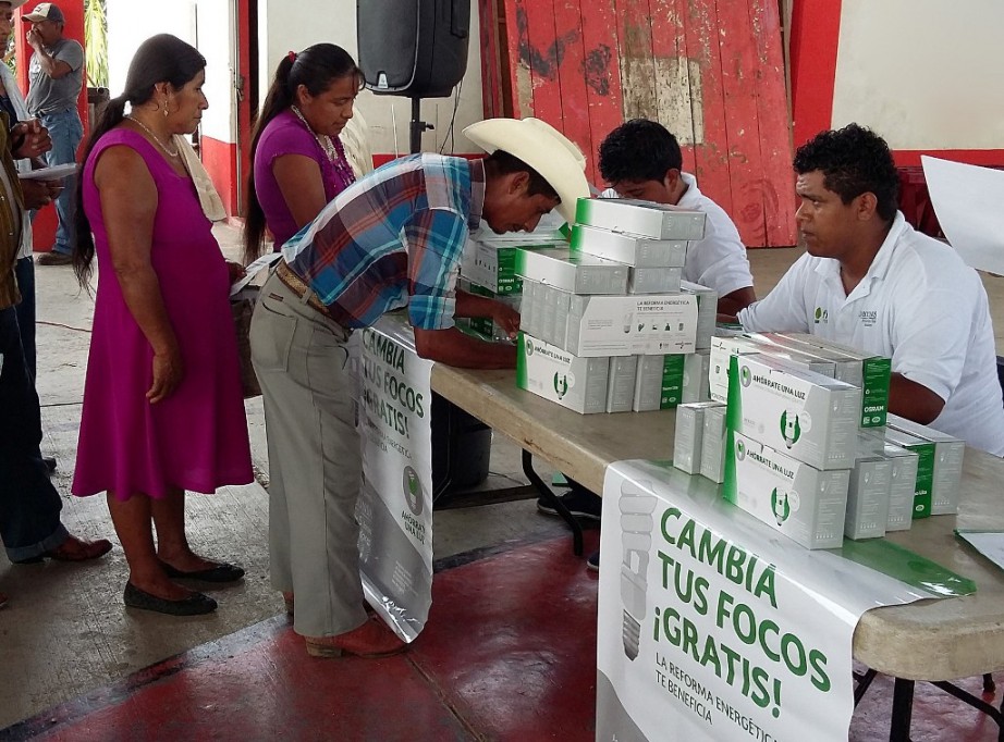 Diconsa entrega focos ahorradores Diconsa entrega focos ahorradores