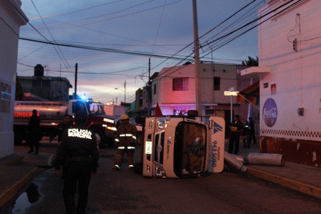 Vuelca camión de gas en Santiago Vuelca camión de gas en Santiago