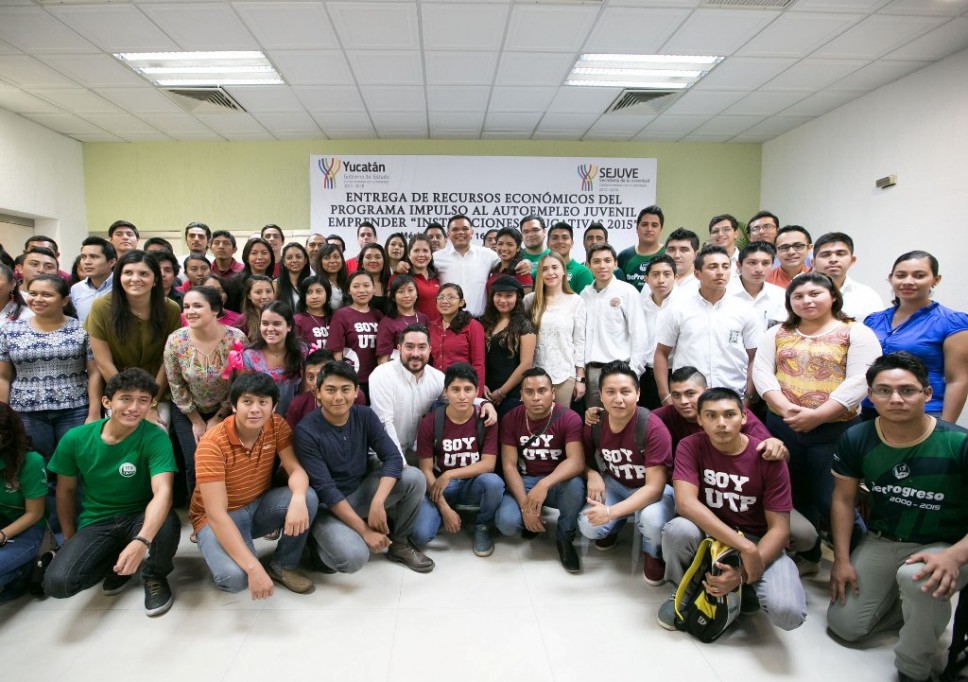 Entregan apoyos a jóvenes emprendedores Entregan apoyos a jóvenes emprendedores