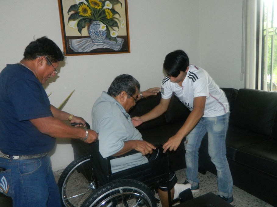 Entregan silla de ruedas en la Nueva Mulsay Entregan silla de ruedas en la Nueva Mulsay