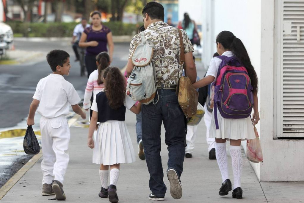 Alumnos de educación básica reciben becas Alumnos de educación básica reciben becas