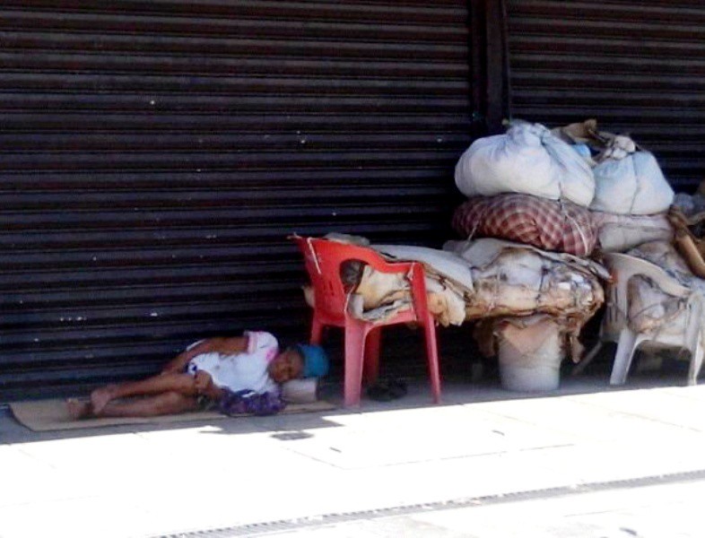 “Yaya”, la mujer que convirtió la calle en su hogar “Yaya”, la mujer que convirtió la calle en su hogar