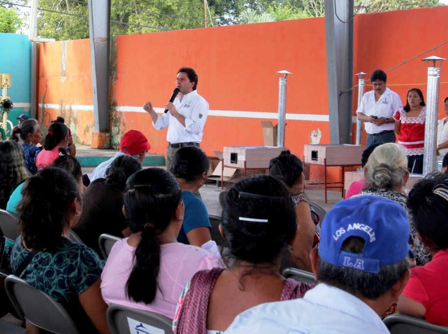Entregan estufas ecológicas en Tixméhuac Entregan estufas ecológicas en Tixméhuac