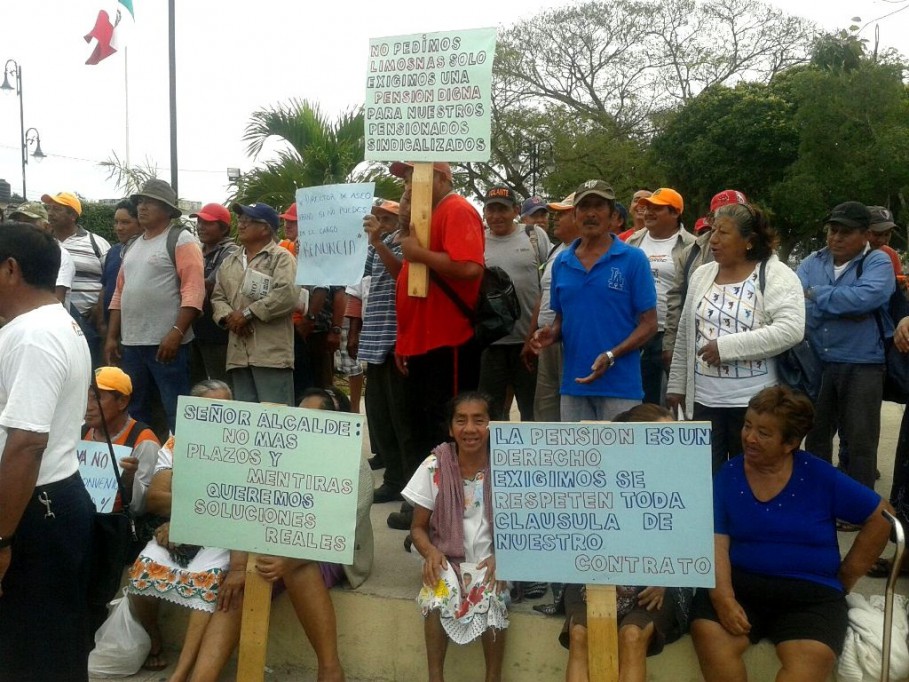 Jubilados protestan en Umán