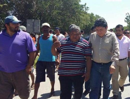 Bloquean 17 horas la carretera a Sisal Bloquean 17 horas la carretera a Sisal