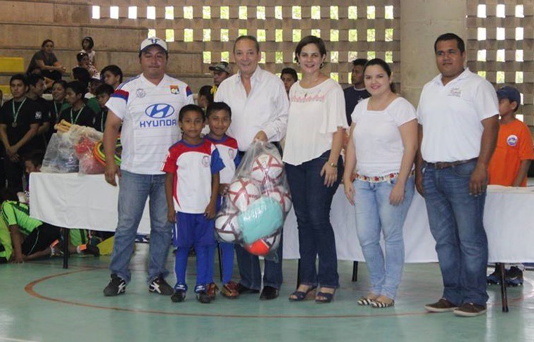 Entregan material a ligas deportivas de Tizimín Entregan material a ligas deportivas de Tizimín