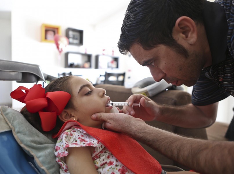 María recibe su dosis de cannabidiol María recibe su dosis de cannabidiol