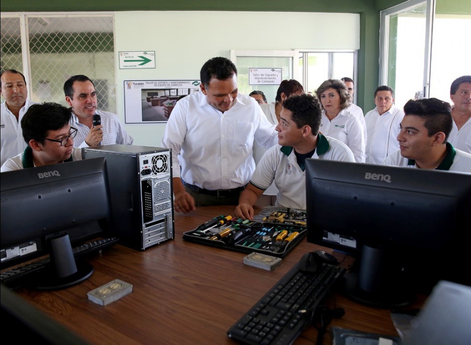 Reciben becas estudiantes del Conalep Reciben becas estudiantes del Conalep