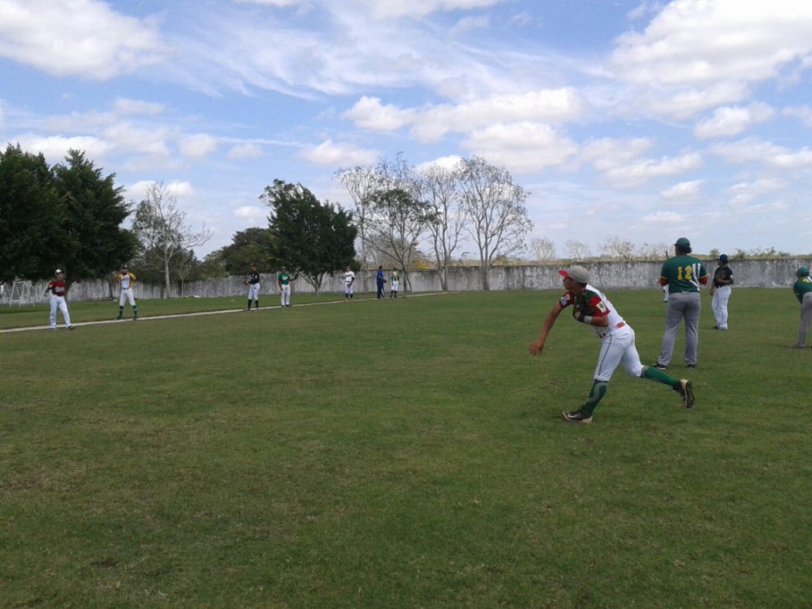 Peloteros del Oriente contra Selección Yucatán en partido amistoso Peloteros del Oriente contra Selección Yucatán en partido amistoso