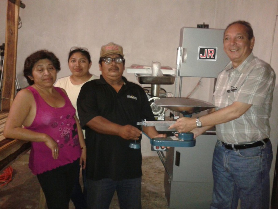 Dotan carnicería de Tizimín con herramientas de trabajo Dotan carnicería de Tizimín con herramientas de trabajo
