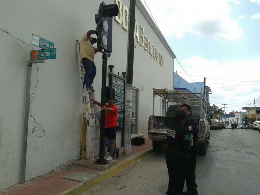 Reponen semáforo en centro de Tizimín Reponen semáforo en centro de Tizimín