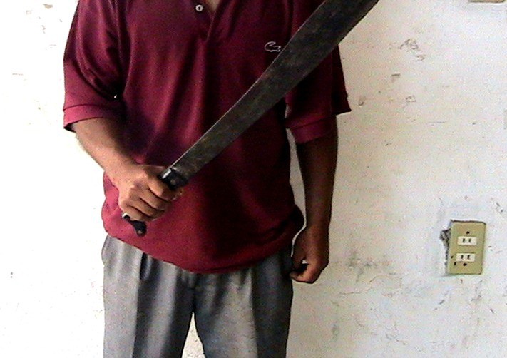 Amenaza a sus vecinos con un machete Amenaza a sus vecinos con un machete
