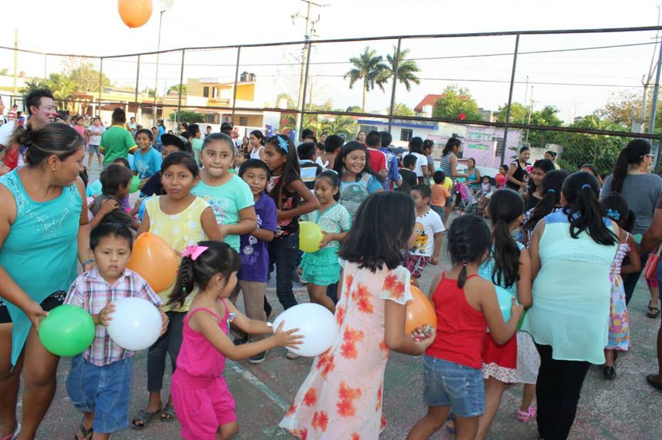 Llevan alegría a niños de Tizimín Llevan alegría a niños de Tizimín