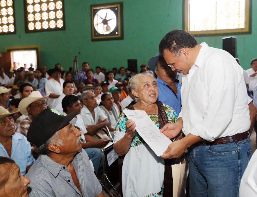 Celebra Gobernador aprobación de Escudo Yucatán Celebra Gobernador aprobación de Escudo Yucatán