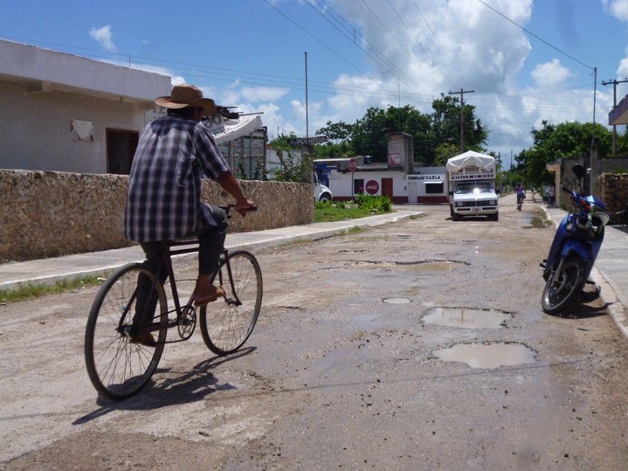 TIZIMIN: Calle casi intransitable en la Colonia Santa Cruz.\r\n TIZIMIN: Calle casi intransitable en la Colonia Santa Cruz.\r\n