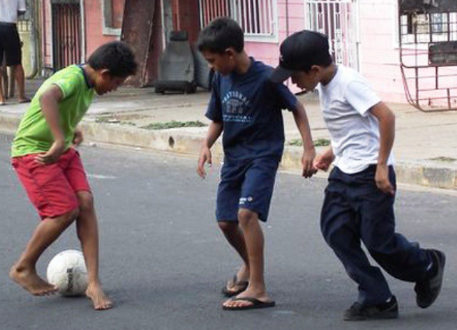 Por jugar fútbol, no dejan dormir a los vecinos Por jugar fútbol, no dejan dormir a los vecinos