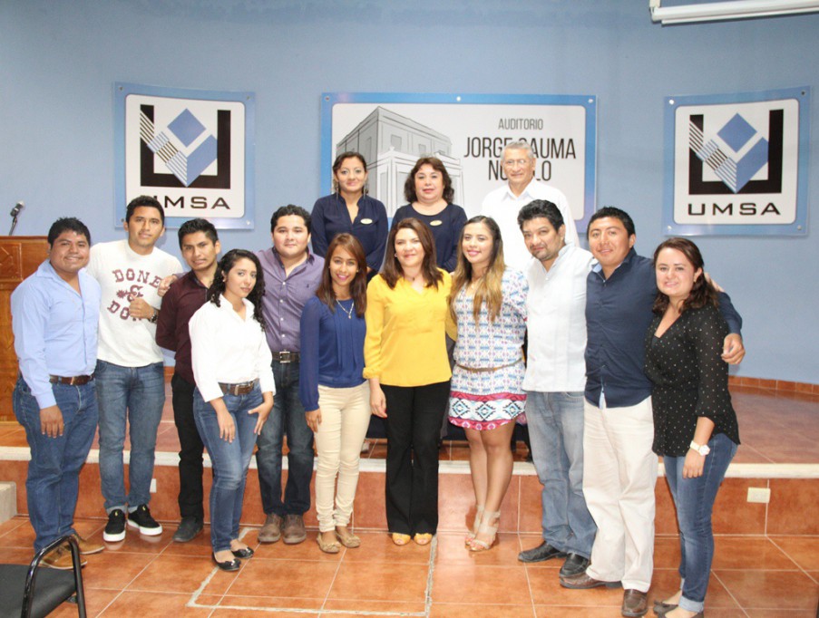 Senadora se reúne con estudiantes de UMSA Senadora se reúne con estudiantes de UMSA