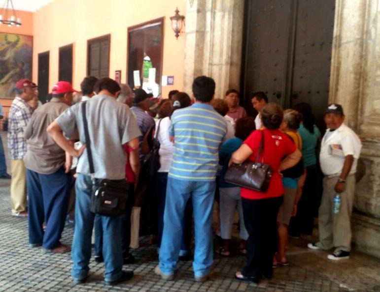 Jubilados se manifiestan frente al Ayuntamiento Jubilados se manifiestan frente al Ayuntamiento