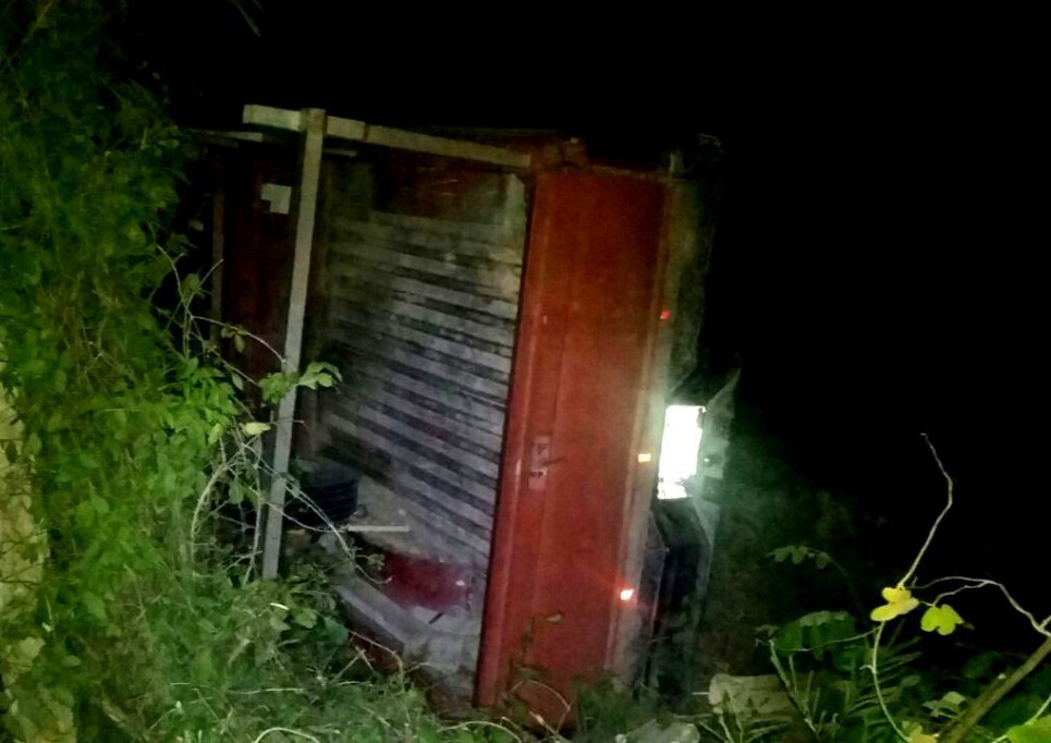 Vuelca camioneta con albañiles Vuelca camioneta con albañiles