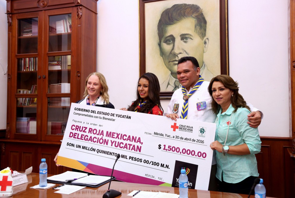 Entregan donativo a la Cruz Roja Entregan donativo a la Cruz Roja