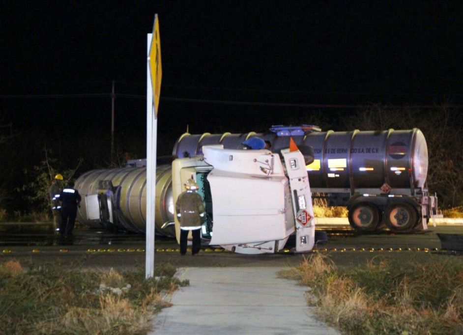 Vuelca pipa con combustible Vuelca pipa con combustible
