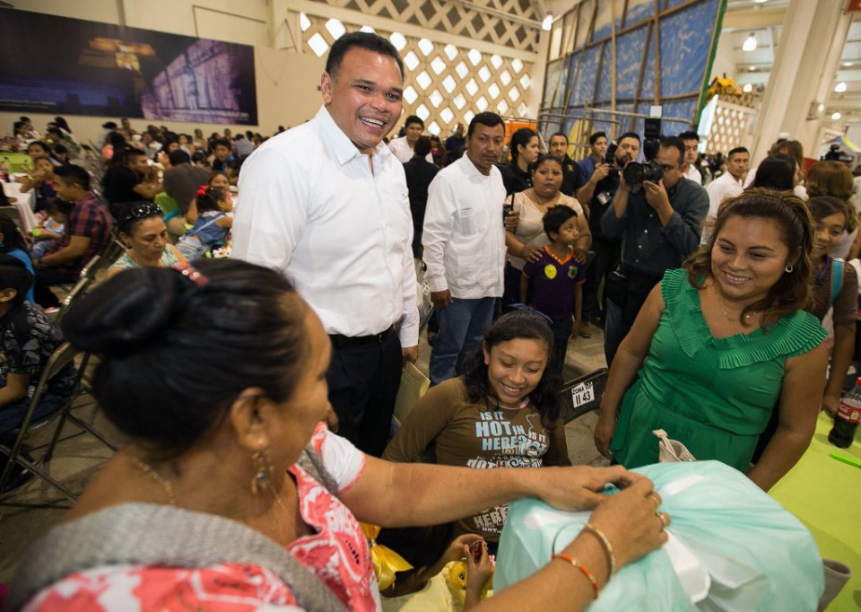 Policías festejan a mamás y niños Policías festejan a mamás y niños
