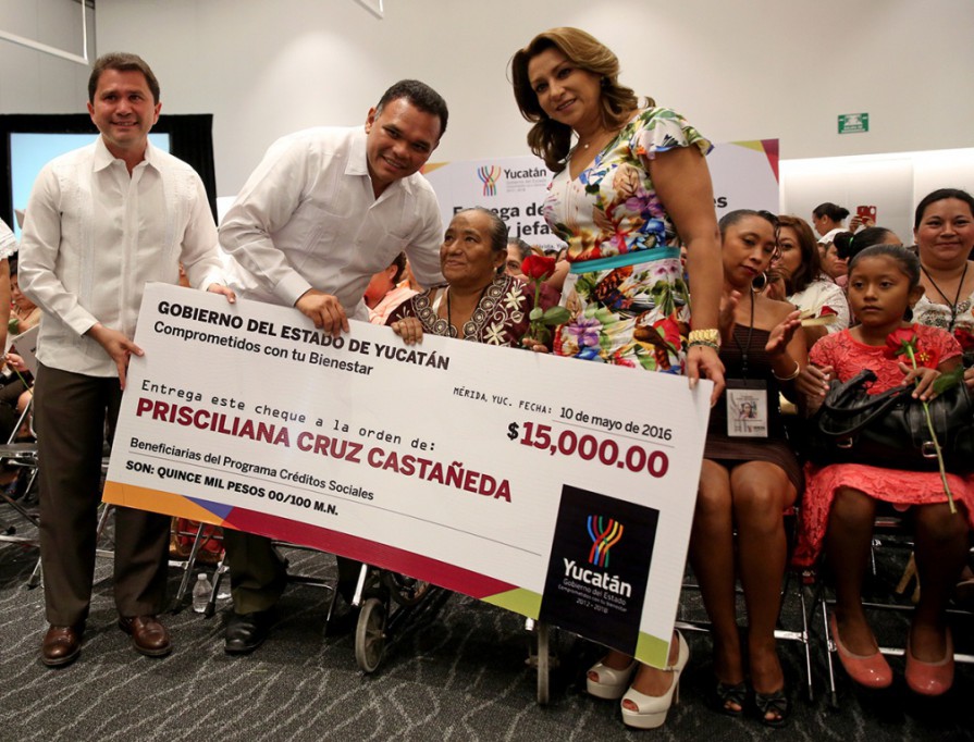 Entregan créditos sociales para mujeres Entregan créditos sociales para mujeres