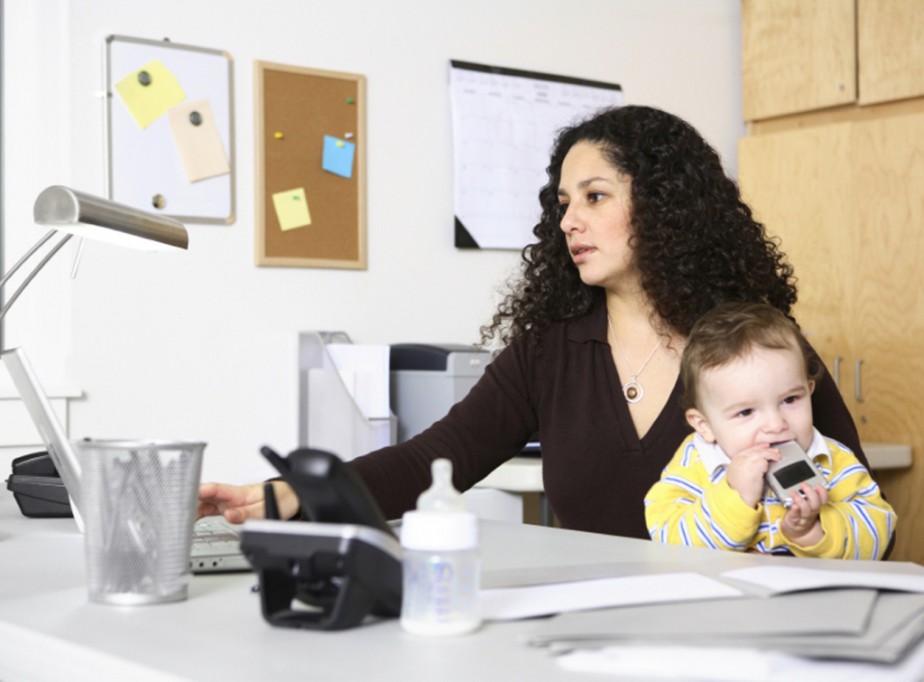 Mamás pasan su día trabajando Mamás pasan su día trabajando