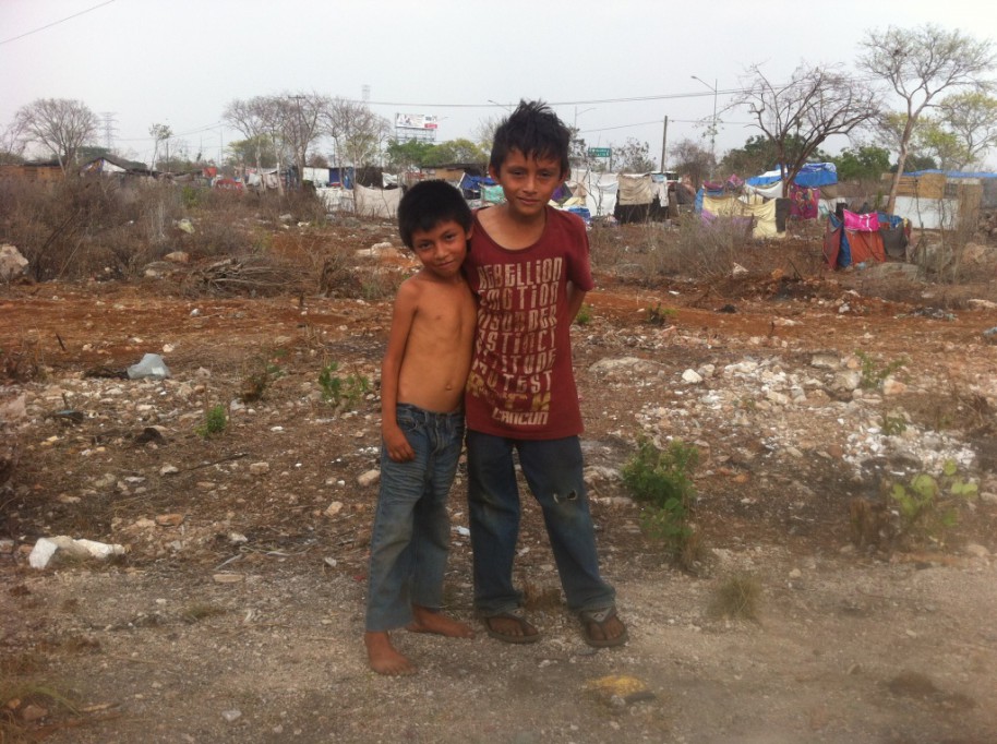Niños sufren por la falta de agua potable Niños sufren por la falta de agua potable