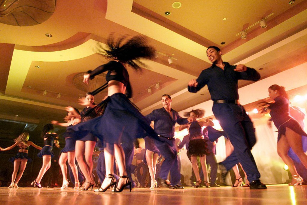 Fiesta al ritmo de Salsa Fiesta al ritmo de Salsa