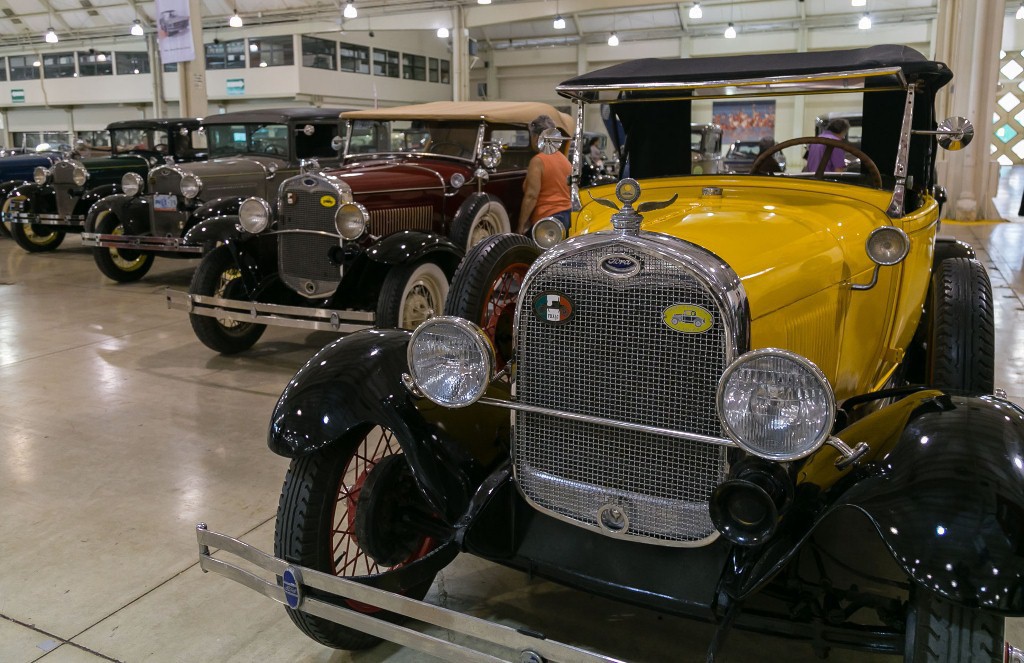 Inauguran exhibición de autos antiguos Inauguran exhibición de autos antiguos