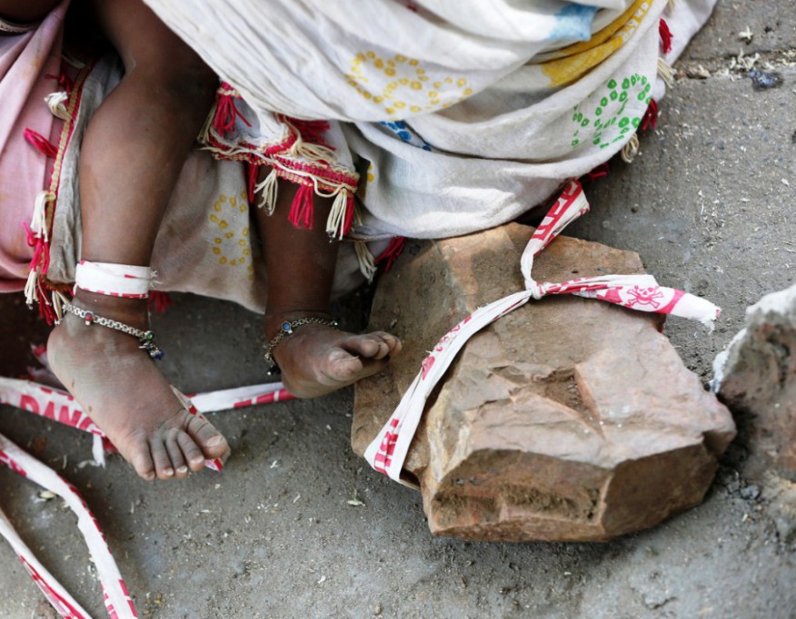 Niña indú vive atada a una piedra Niña indú vive atada a una piedra