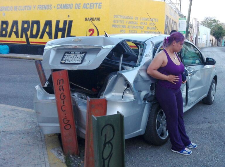 Se pasa el alto y choca un camión Se pasa el alto y choca un camión