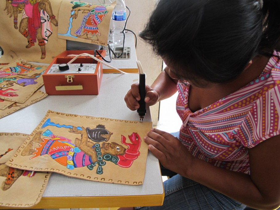 Enseñan pirograbado a mujeres de Hunucmá. Enseñan pirograbado a mujeres de Hunucmá.