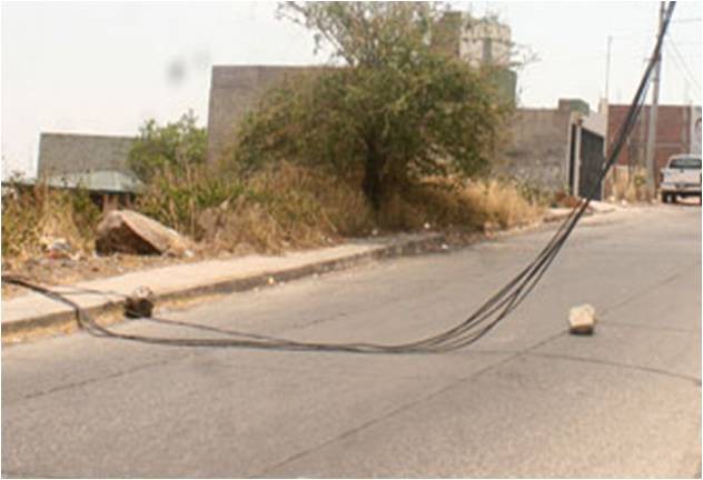 Reportan cables tirados en la colonia Bojórquez Reportan cables tirados en la colonia Bojórquez