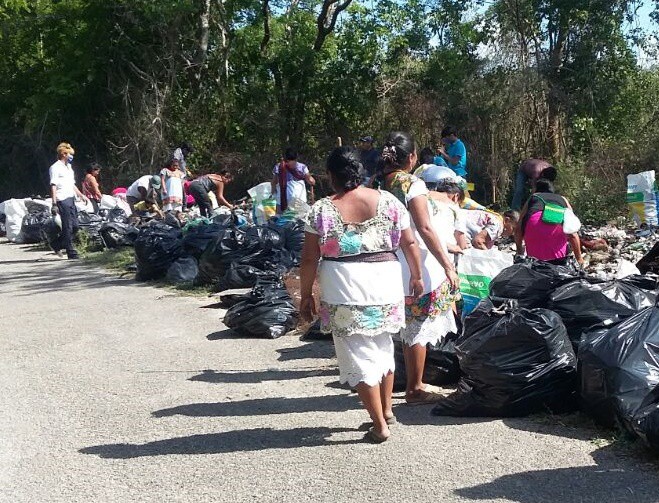 Limpian la comunidad de Popolá Limpian la comunidad de Popolá