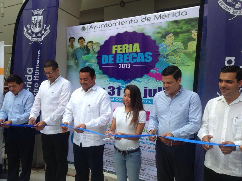 Inauguró Renán Barrera la feria de becas de descuento en el Olimpo