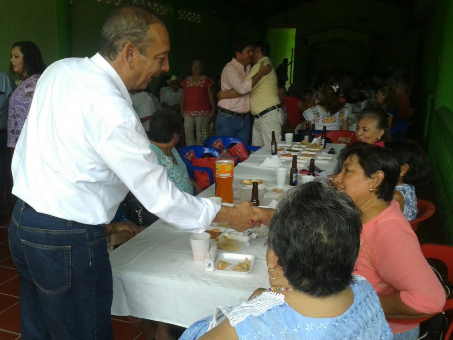 Conviven en su día jubilados y pensionados del ISSSTE de Tizimín