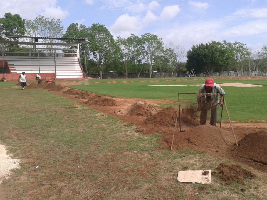 Dan mantenimiento a campos deportivos de Tizimín Dan mantenimiento a campos deportivos de Tizimín