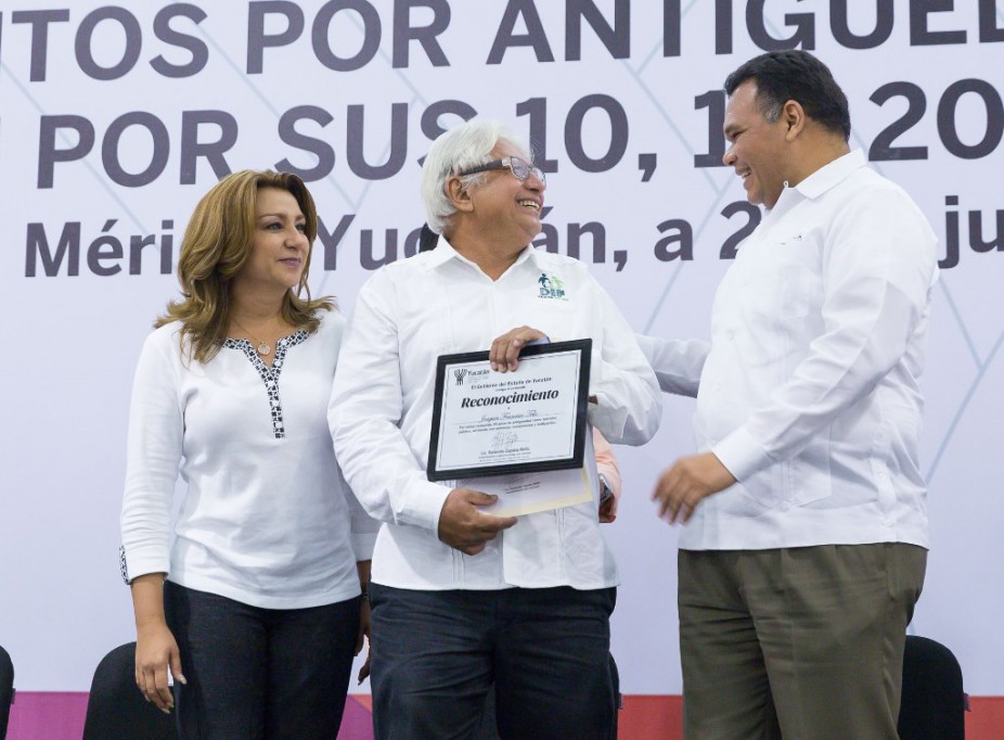Reconocen a trabajadores del Estado Reconocen a trabajadores del Estado