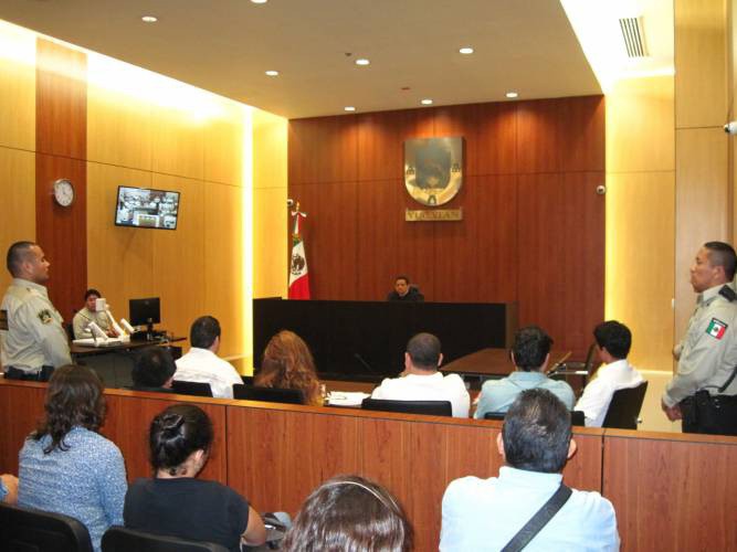 Hasta guayaberas compraron los inculpados con las tarjetas del doctor Triay Hasta guayaberas compraron los inculpados con las tarjetas del doctor Triay