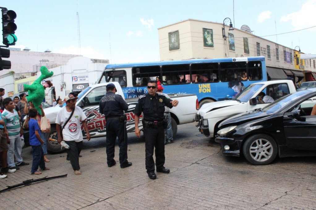 Dos vehículos colisionan una camioneta Dos vehículos colisionan una camioneta