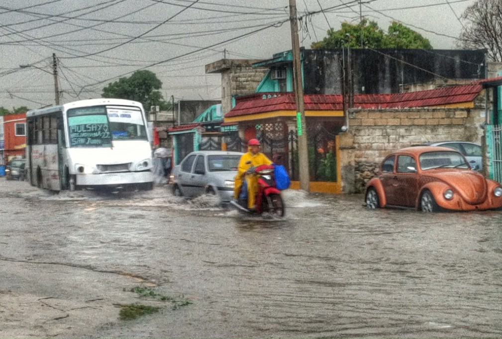Onda tropical ocasiona fuertes lluvias Onda tropical ocasiona fuertes lluvias