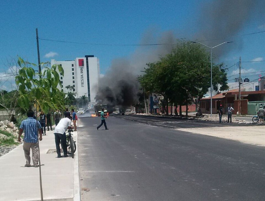 Corto circuito incendia camioneta de la Comuna Corto circuito incendia camioneta de la Comuna