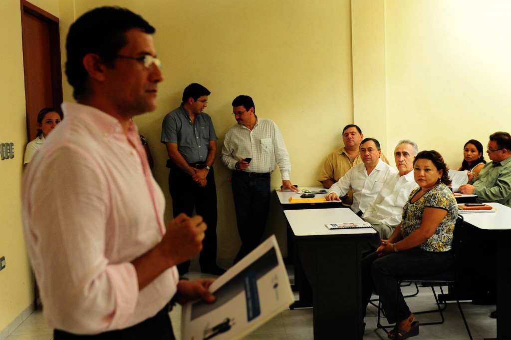 Capacitan a servidores públicos en materia fiscal. Capacitan a servidores públicos en materia fiscal.