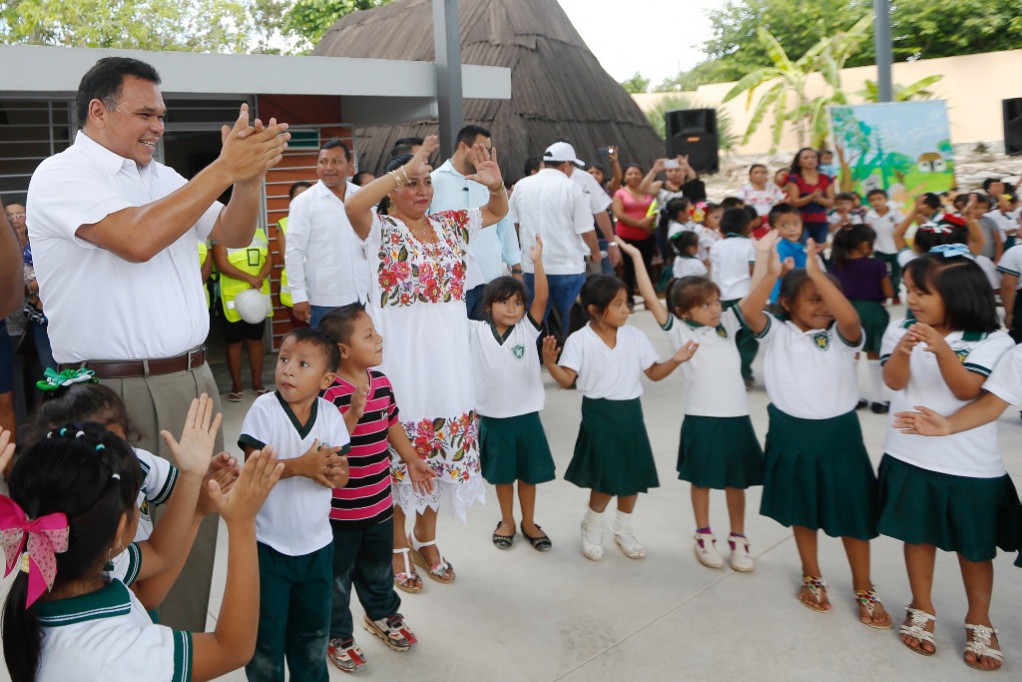Entregan apoyos a niños de Teabo Entregan apoyos a niños de Teabo