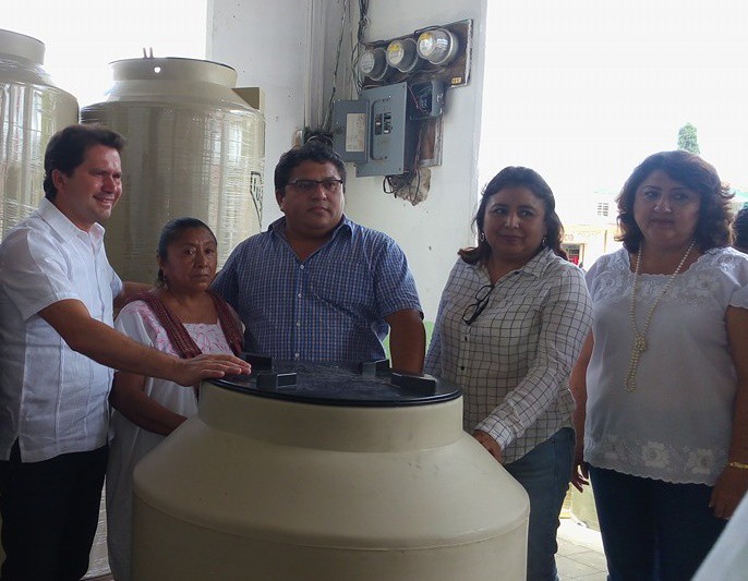 Familias de Sucilá reciben tinacos de la Sedesol
