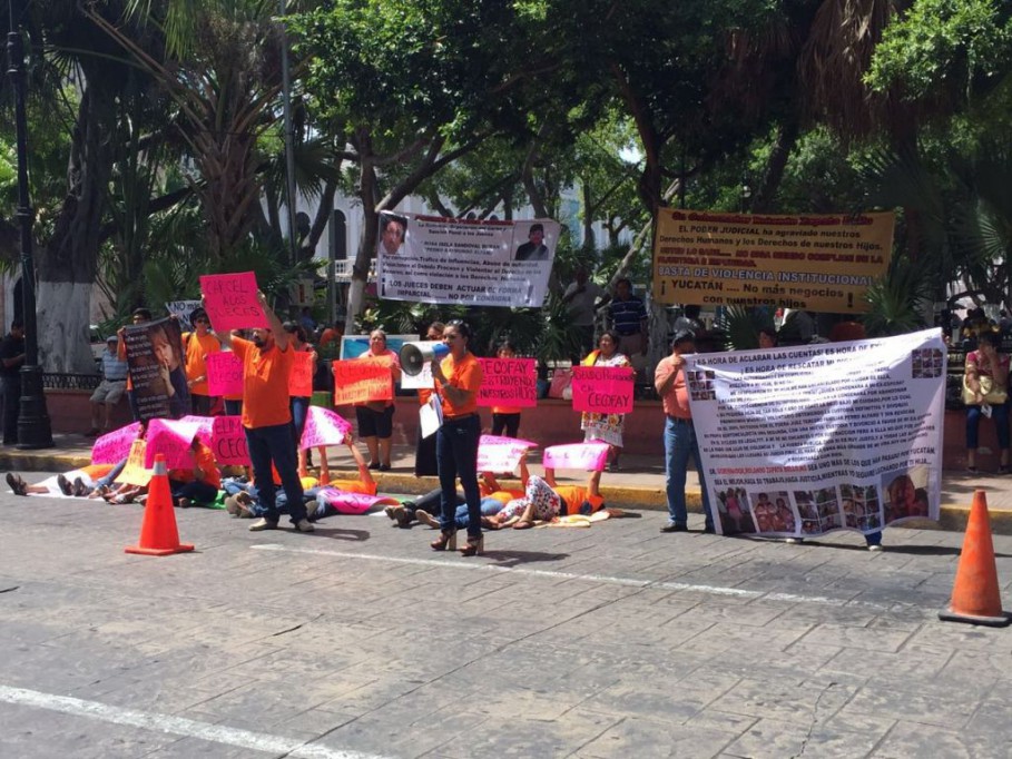 Madres protestan frente a Palacio de Gobierno Madres protestan frente a Palacio de Gobierno